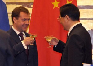 Russian President Dmitry Medvedev and Chinese President Hu Jintao toast
