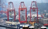 Containers wait to be loaded onto cargo ships in Taiwan's northern Keelung harbour on April 11, 2011. Taiwan's exports in the three months to March hit a historical high of 73.83 billion USD 