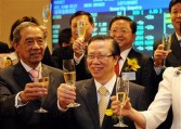 HKEX Hui Xian Real Estate Investment Trust chairman Kam Hing-lam (C) toasts with Hong Kong Stock Exchange chairman Ronald Arculli (L) toasts Hui Xian's initial public offering (IPO)