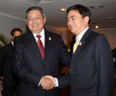 Indonesian President Susilo Bambang Yudhoyono (L) shakes hands with Thai Prime Minister Abhisit Vejjajiva (R) before their bilateral meeting 