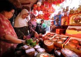 Indonesian shoppers buy delicacies and souvenirs for the Chinese Lunar New Year celebrations to welcome the Year of the Rabbit in Glodok, Chinatown district in Jakarta on February 1, 2011