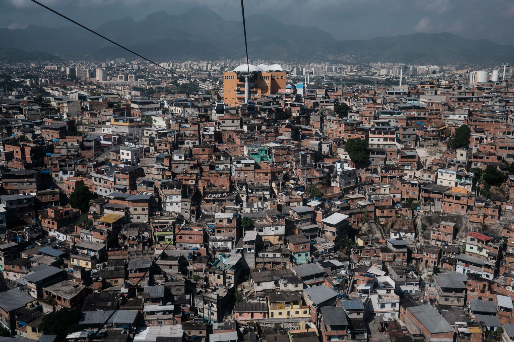est100 一些攝影(some photos): favela, shanty, slum, squatter area. (巴西的)貧民區, (臨時搭蓋的)棚屋, 貧民區, (占用的)寮屋區