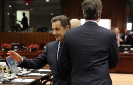 Nicolas Sarkozy avoids shaking David Cameron's hand