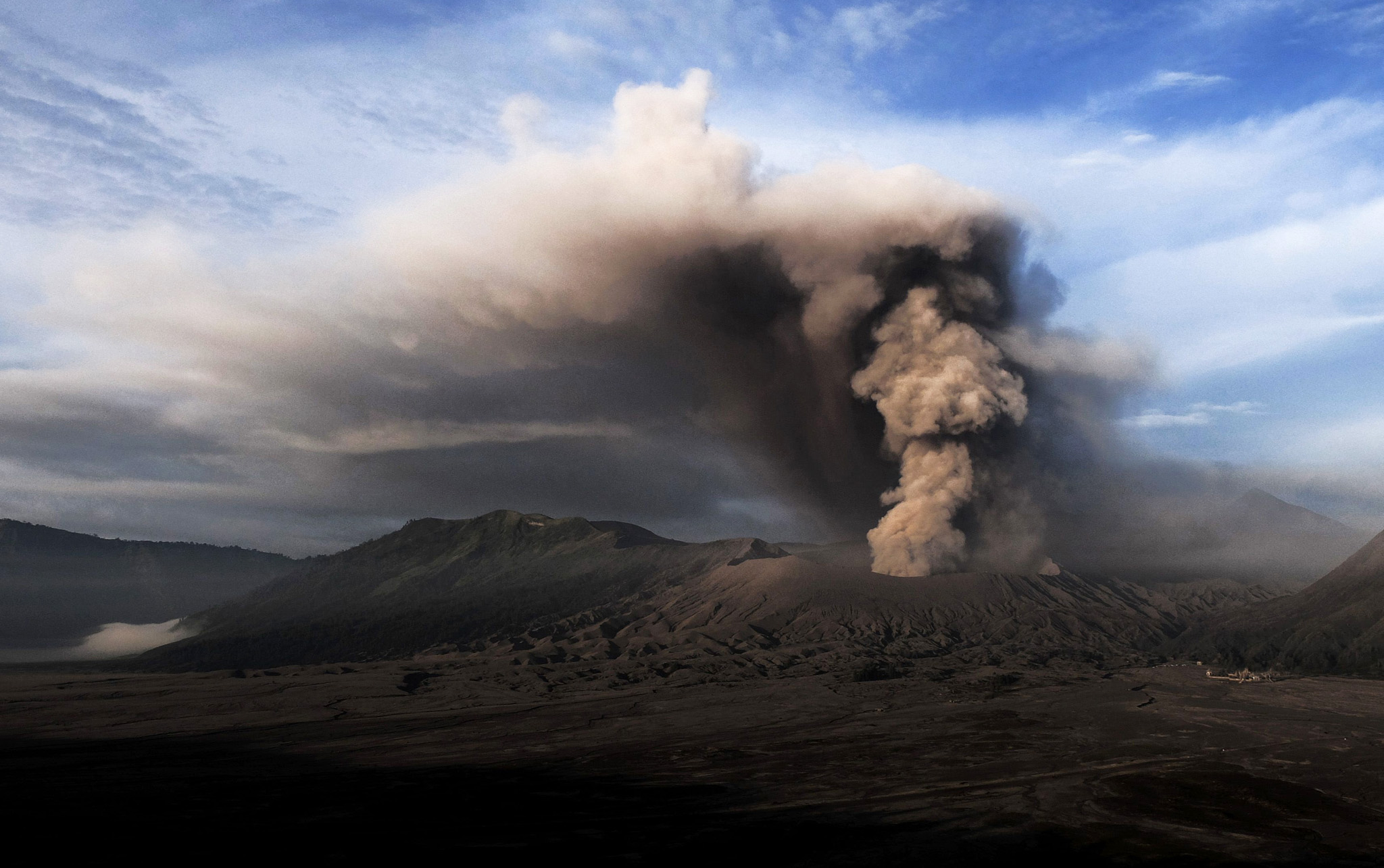 est100 一些攝影(some photos): Mount Bromo erupts, 布羅莫火山爆發